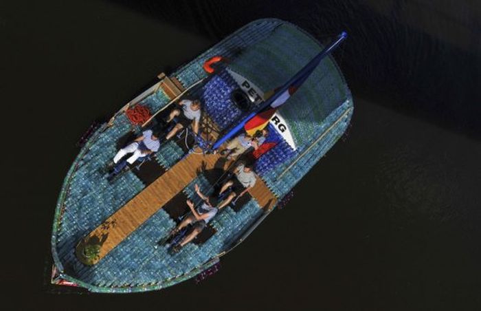 Barca di plastica costruita da studenti 10